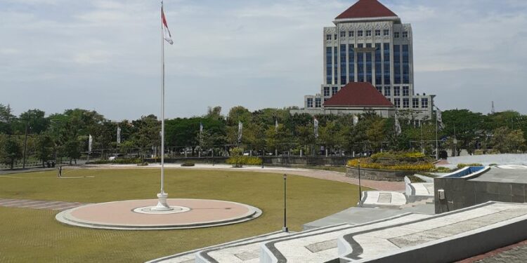 Pengalaman Saya Menjadi Maba Universitas Negeri Surabaya UNESA: Rambut Digunduli hingga Disuruh Berendam di Sungai. Terlihat Menderita, tapi Tetap Bisa Tertawa