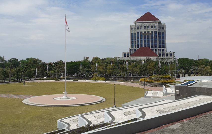 Pengalaman Saya Menjadi Maba Universitas Negeri Surabaya UNESA: Rambut Digunduli hingga Disuruh Berendam di Sungai. Terlihat Menderita, tapi Tetap Bisa Tertawa