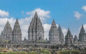 Patung Raksasa KAWS Holiday di Candi Prambanan, Simbol Rakyat Jogja yang Narimo Ing Pandum