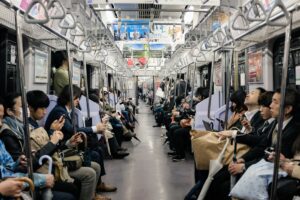 Kereta Prameks Nggak Ramah untuk Lansia, Harus Jalan Sangat Jauh dan Penumpangnya Masih Kurang Kesadaran!