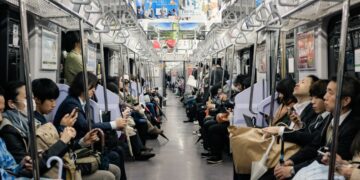 Menyetel Konten Dakwah itu Baik tapi Tidak dengan Suara Keras di Dalam Prameks kereta prameks