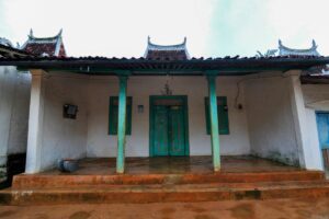 Suka Duka Tinggal di Rumah Adat Madura Taneyan Lanjhang