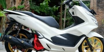 Honda PCX dan Yamaha Aerox Menyiksa Kamu yang Nggak Layak (HariPrasetyo:Shutterstock.com)