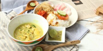 Culture Shock Orang Jawa Makan Soto Betawi, Soto yang Kuahnya Pakai Susu