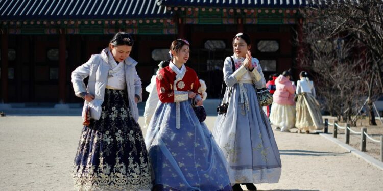 Ketika Lawson Memuaskan Nafsu dan Godaan Panas dari Idol Korea