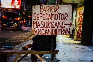 Menyuruh Bayar Parkir Duluan, tapi Kendaraan Ditinggalin Begitu Aja Bikin Saya Membenci Tukang Parkir untuk Pertama Kalinya