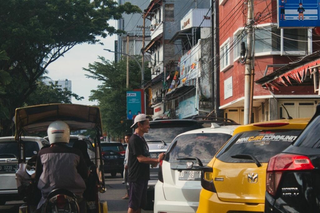 Nggak Semua Tukang Parkir itu Menyebalkan kok, Ada Juga yang Ngasih Pelayanan Prima Macam Satpam BCA