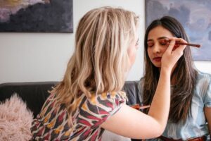 6 Kesalahan Makeup yang Bikin Wajah Kelihatan Tua