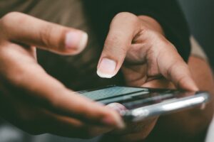Nggak Bisa Ngerjain Skripsi karena Nggak Punya Laptop? Itu Cuma Pembenaran untuk Malasmu! Saya Bisa Lulus Kuliah Modal HP doang