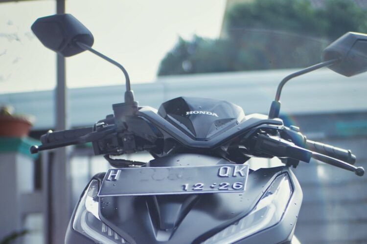 Motor Honda Vario 150, Sahabat Terbaik Toko Kelontong (Unsplash). daihatsu sigra