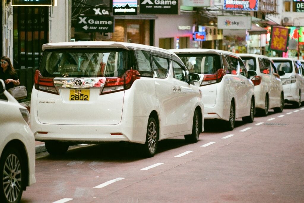 Mobil Toyota Alphard Bikin Repot dan Kebohongan Soal Privilege (Unsplash)