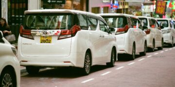 Mobil Toyota Alphard Bikin Repot dan Kebohongan Soal Privilege (Unsplash)