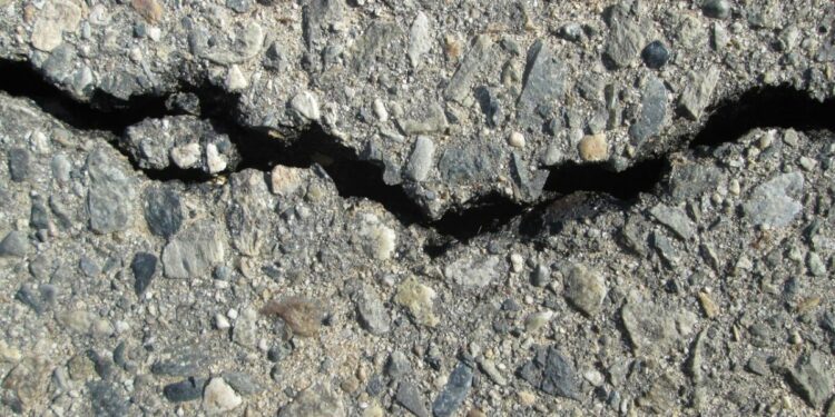 Jalan Sepanjang Waduk Mrica Adalah Jalan yang Paling Hancur di Banjarnegara