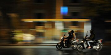 4 Dosa Pengendara Motor yang Hobi Ngobrol saat Berkendara, kalau Kalian Ketemu, Tabok!