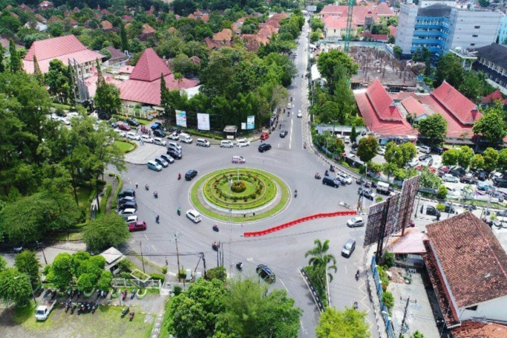 Benarkah Mahasiswa UNY Adalah (Calon) Mahasiswa yang Terbuang dari UGM? Iya, tapi Nggak Juga Jogja kuliah di UGM warung makan sekitar UGM