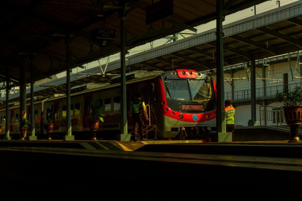 Membandingkan Perjalanan Solo-Jogja, Mending Naik Bus Suharno Atau KRL?