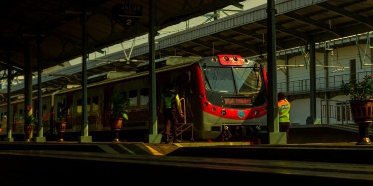 Membandingkan Perjalanan Solo-Jogja, Mending Naik Bus Suharno Atau KRL?