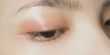 Beauty Hacks: Cara Menebalkan Alis dengan Vaseline Repairing Jelly