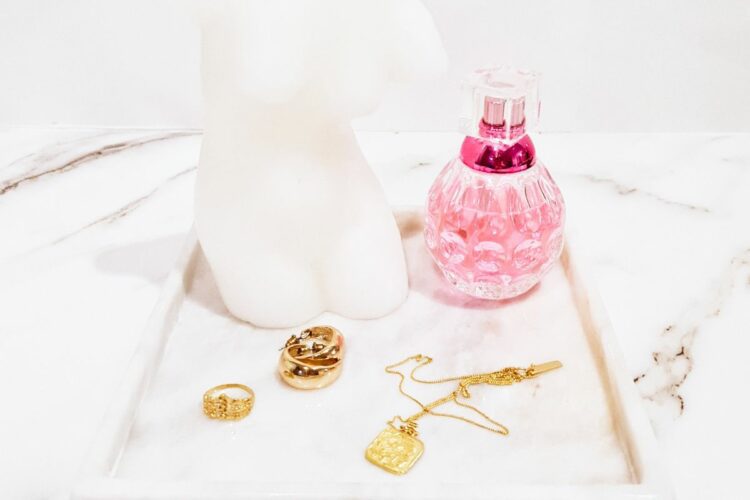 6 Rekomendasi Parfum Wanita Berwarna Pink dengan Aroma Segar dan Nggak Menyengat