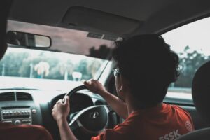 Betapa Nggak Tahu Dirinya Orang yang Belajar Nyetir Mobil di Jalan Raya Jam 7 Pagi. Udah Bahaya, Bikin Pengendara Lain Emosi pula!