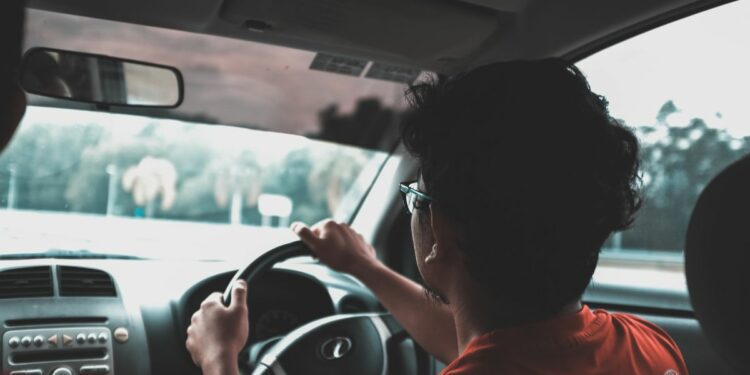 Betapa Nggak Tahu Dirinya Orang yang Belajar Nyetir Mobil di Jalan Raya Jam 7 Pagi. Udah Bahaya, Bikin Pengendara Lain Emosi pula!