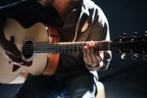 Kerja Full Time sebagai Musisi Kafe Ternyata Masuk Akal dan Menguntungkan Juga