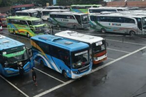 Terminal Bawen Semarang Menyimpan Banyak Kisah Lelaki Tangguh yang Cinta Keluarga