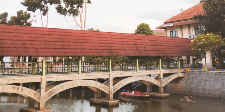 UNS, Kampus Terbaik di Solo yang Bikin Salah Paham (Unsplash) kampus di Solo