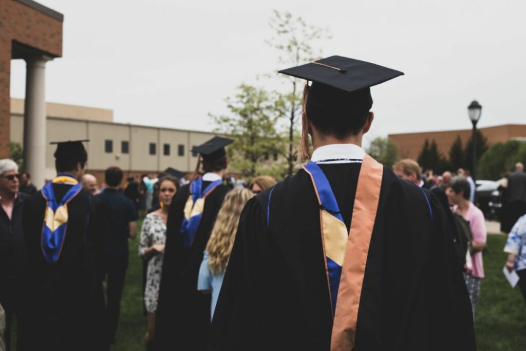 Wisuda UNS, Sebaik-baiknya Sistem Wisuda Perguruan Tinggi Mojok.co