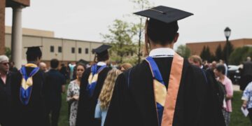 Wisuda UNS, Sebaik-baiknya Sistem Wisuda Perguruan Tinggi Mojok.co