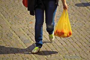 Kantong Plastik Berbayar, Bukti Alfamart Masih Setengah-setengah Melindungi Lingkungan