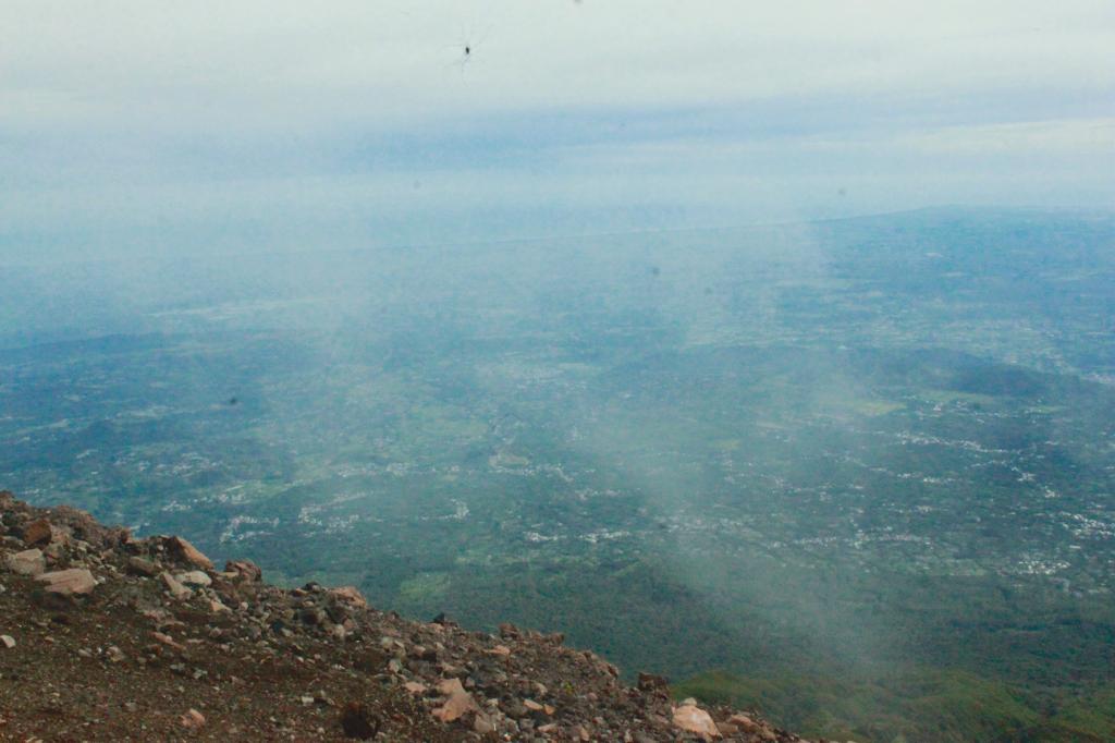 Pemandangan dari atas gunung yang tertutup kabut tipis. (Foto: penulis)