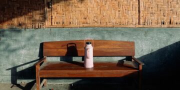 Dear Pemilik Kedai Kopi, Model Kursinya Jangan Panjang Semua, dong. Nggak Semua Pelanggan Kalian Datang Rombongan, lho