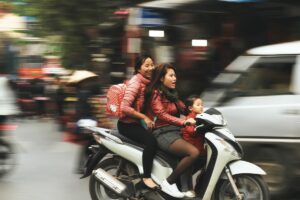 Ibu-ibu Sein Kanan Belok Kiri Bikin Citra Pengendara Wanita Jadi Jelek, Padahal Banyak Juga yang Good Attitude