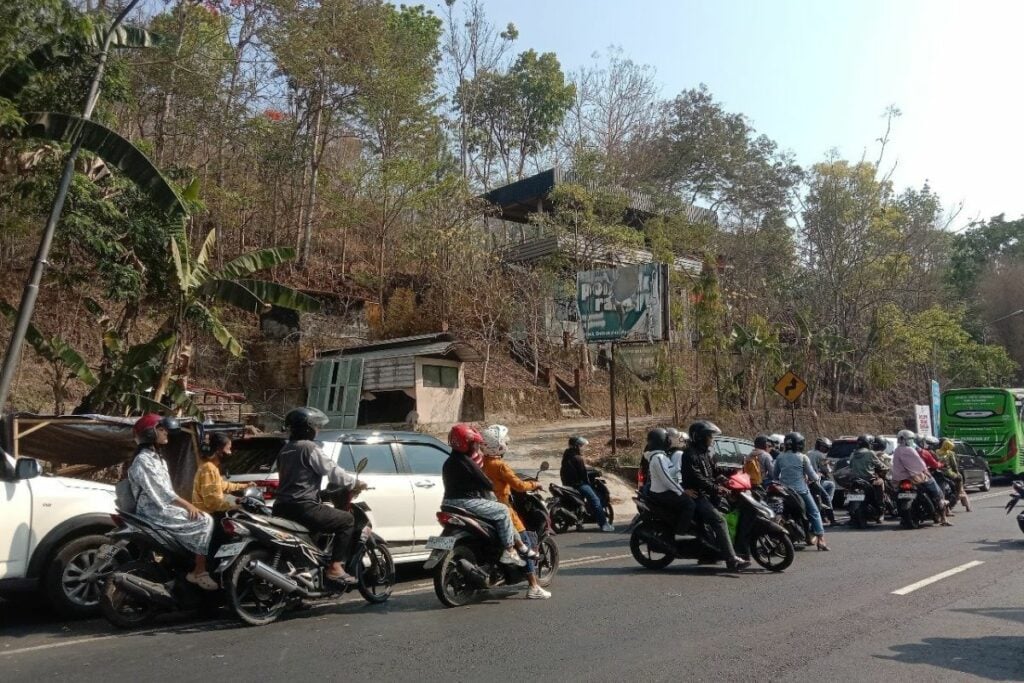 Sambatan Warga Gunungkidul: Lamanya Durasi Perbaikan Jalan di Bukit Bintang Bikin Warga Harus Ngelus Dada Tiap "Turun Gunung"