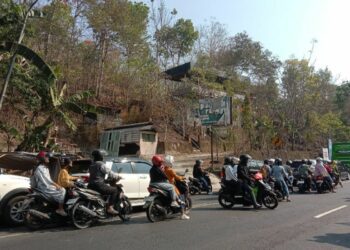 Sambatan Warga Gunungkidul: Lamanya Durasi Perbaikan Jalan di Bukit Bintang Bikin Warga Harus Ngelus Dada Tiap "Turun Gunung"