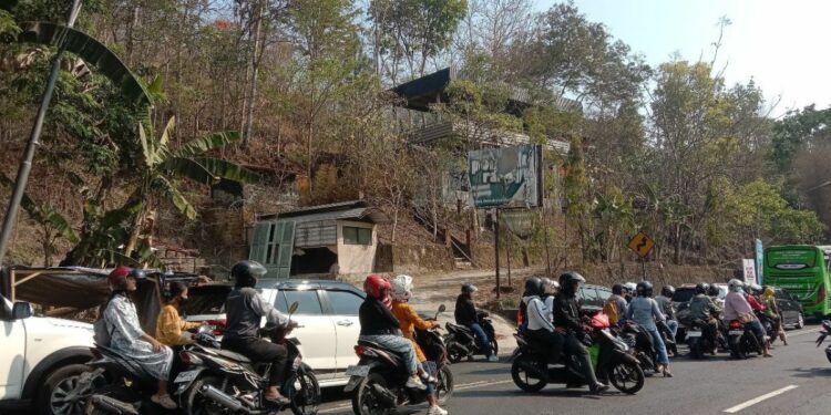 Sambatan Warga Gunungkidul: Lamanya Durasi Perbaikan Jalan di Bukit Bintang Bikin Warga Harus Ngelus Dada Tiap "Turun Gunung"