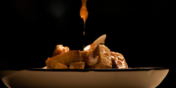 Pedagang Tahu Tek yang Menaburkan Kerupuk sampai Menumpuk Punya Masalah Apa, sih? Bikin Orang Susah Makan Aja