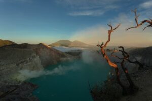 Kawah Ijen via Banyuwangi: Jalur Red Flag yang Mengancam Pengendara