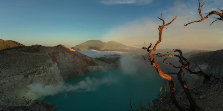 Kawah Ijen via Banyuwangi: Jalur Red Flag yang Mengancam Pengendara