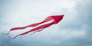 Soeraja dalam Serial Gadis Kretek Adalah Contoh Mas-mas Red Flag yang Harus Dihindari Semua Perempuan Indonesia