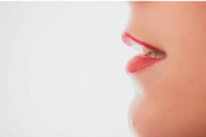 5 Rekomendasi Lip Serum Terbaik untuk Bibir Hitam dan Kering. Sudah Terdaftar BPOM dan Tersertifikasi Halal