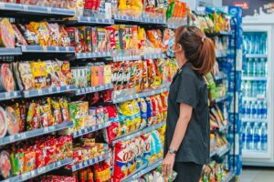 Indomaret Harusnya Introspeksi Diri. Udah Volume Musiknya Terlalu Keras, Nggak Sedia Asbak pula, Gimana Konsumen Mau Nyaman?