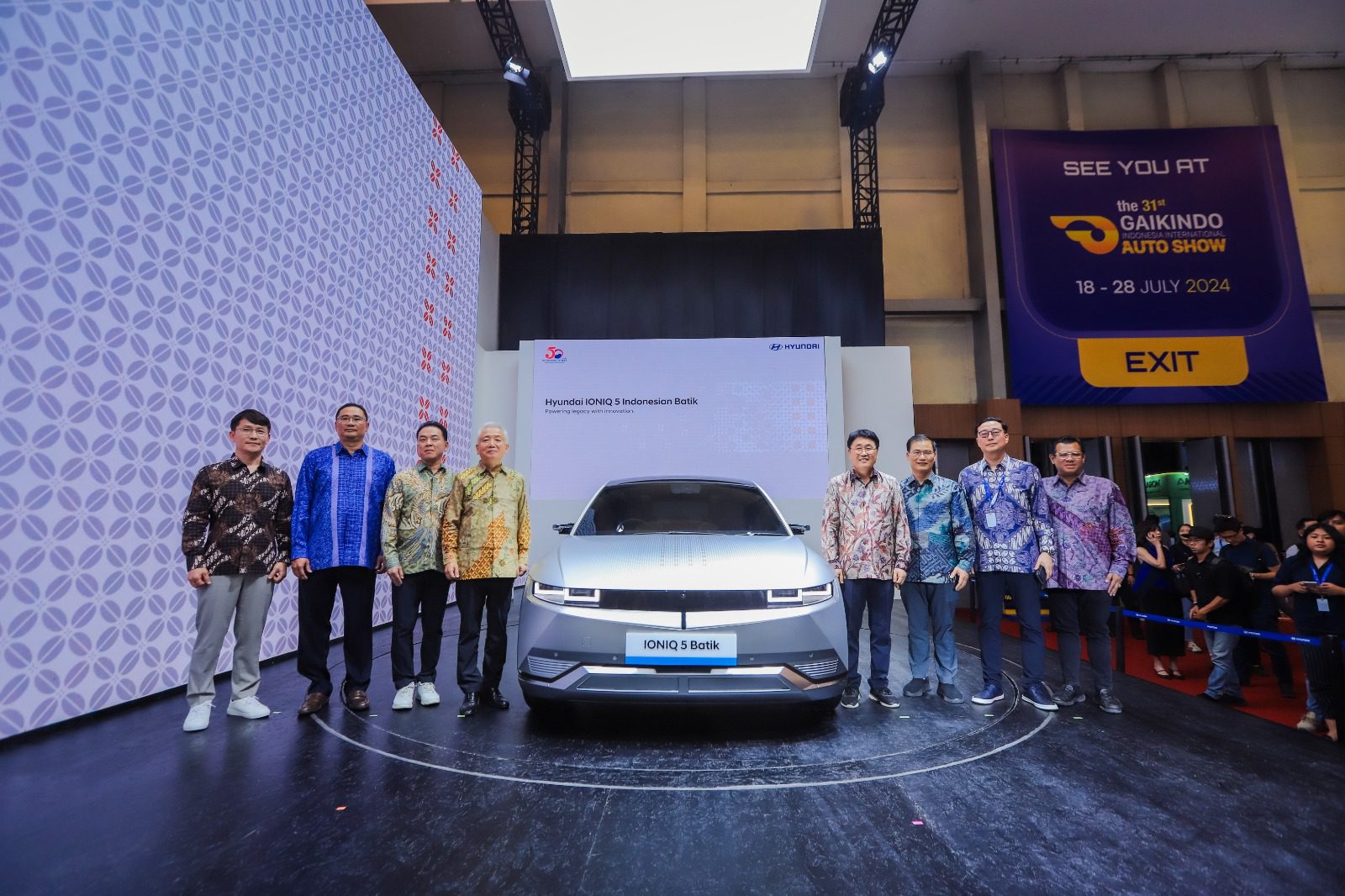 Hyundai resmi memperkenalkan IONIQ5 motif batik.