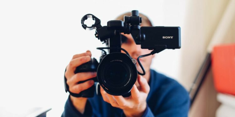 Live Streaming Seminar Skripsi di TikTok Jenis Kebodohan 4.0 (Unsplash)