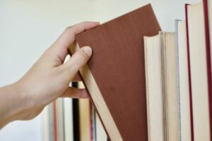 Dear Pengurus Perpusda Banyuwangi, Menyampul Buku dengan Staples Itu Keliru
