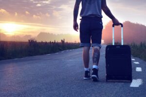 Trotoar di Indonesia Sangat Tidak Manusiawi untuk Wisatawan yang Bawa Koper