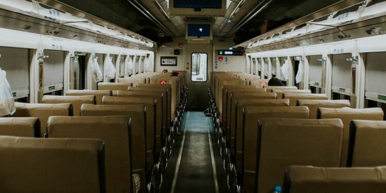 Kebiasaan Buruk Penumpang Kereta Api. Sepele, tapi Bikin Jengkel Penumpang Lain Mojok.co