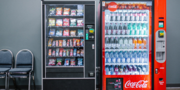 Mempertanyakan Kehadiran Vending Machine di Food Court UNESA Ketintang, Keputusan yang Sia-sia Mojok.co