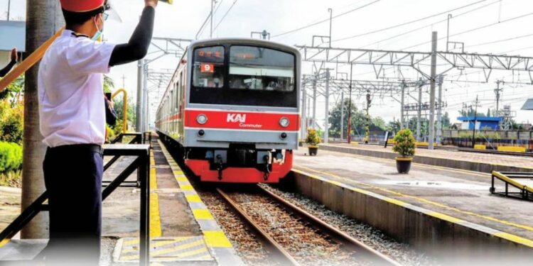Nggak Perlu Kaget kalau KRL Jogja-Solo Penuh Sesak, yang Paham Transportasi Umum Bukan Cuma Orang Jakarta!